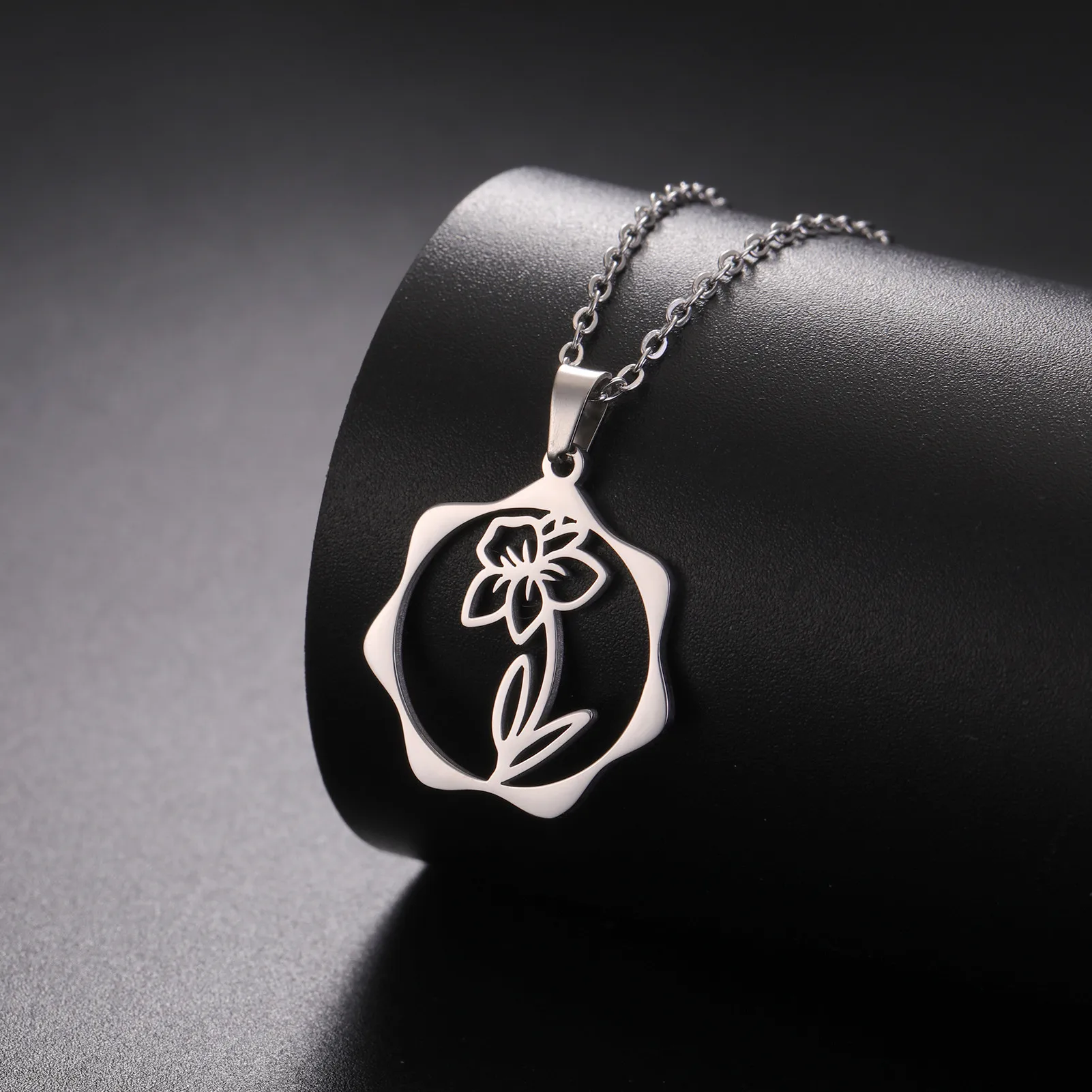 Colar com pingente floral de a - Birth Flower Necklace avaliação e preço