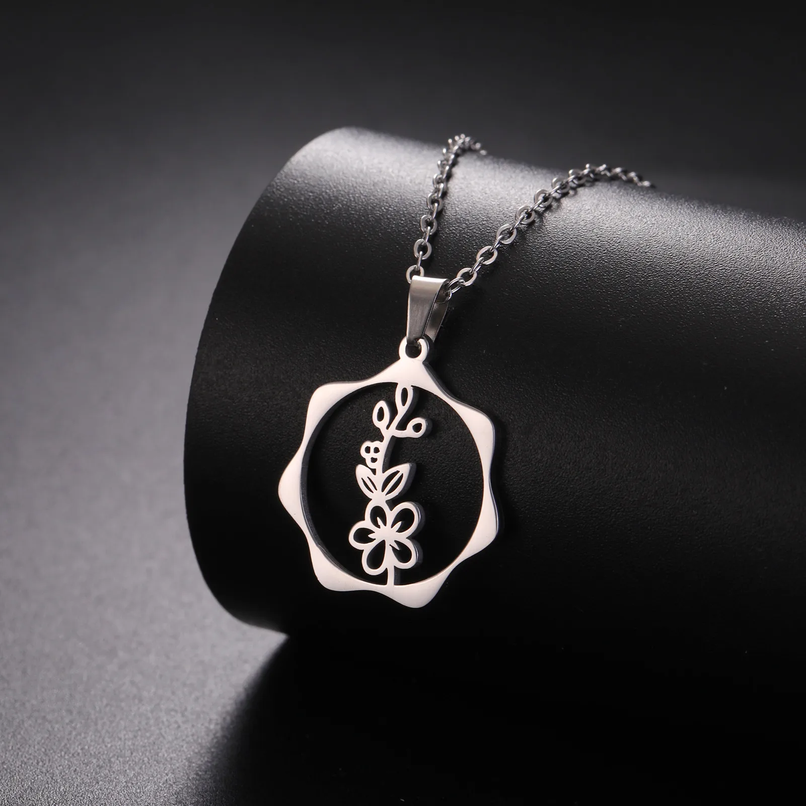 Colar com pingente floral de a - Birth Flower Necklace avaliação e preço